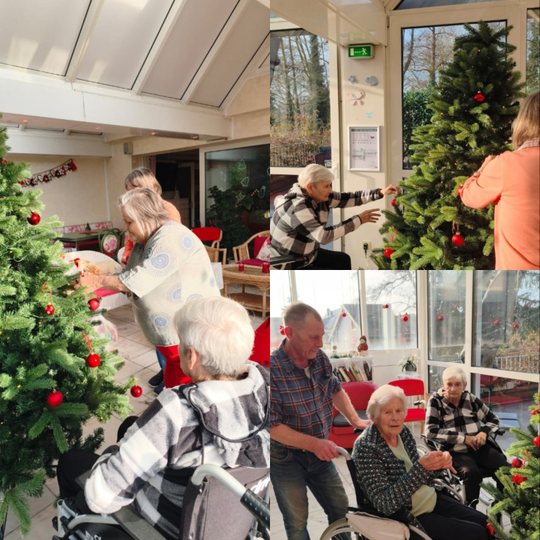 Weihnachtsbaum schmücken im Seniorenheim – gemeinsames Fest mit Bewohnern und Pflegekräften Bewohner und Pflegekräfte schmücken gemeinsam einen Weihnachtsbaum im Seniorenheim.