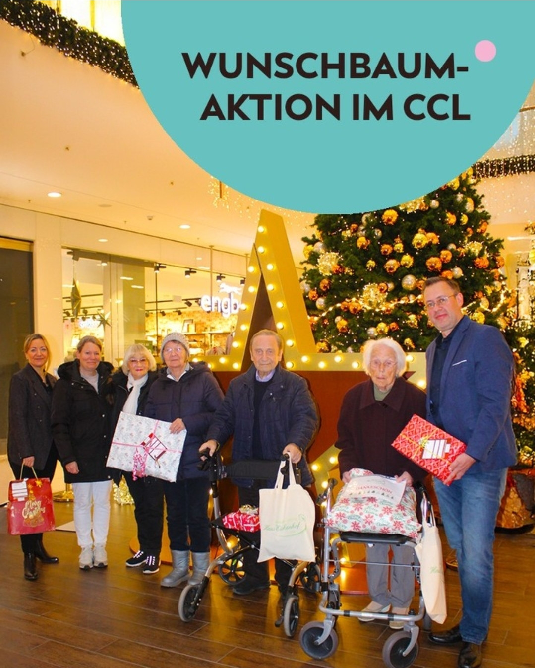 Wunschbaum-Aktion im CCL mit Weihnachtsbaum und Geschenken