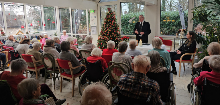 Weihnachtsfeier im Seniorenheim mit Weihnachtsbaum und Vortrag am 21.12.2025 Weihnachtsfeier im Seniorenheim mit festlich geschmücktem Weihnachtsbaum und Vortrag vor Senioren am 21. Dezember 2025