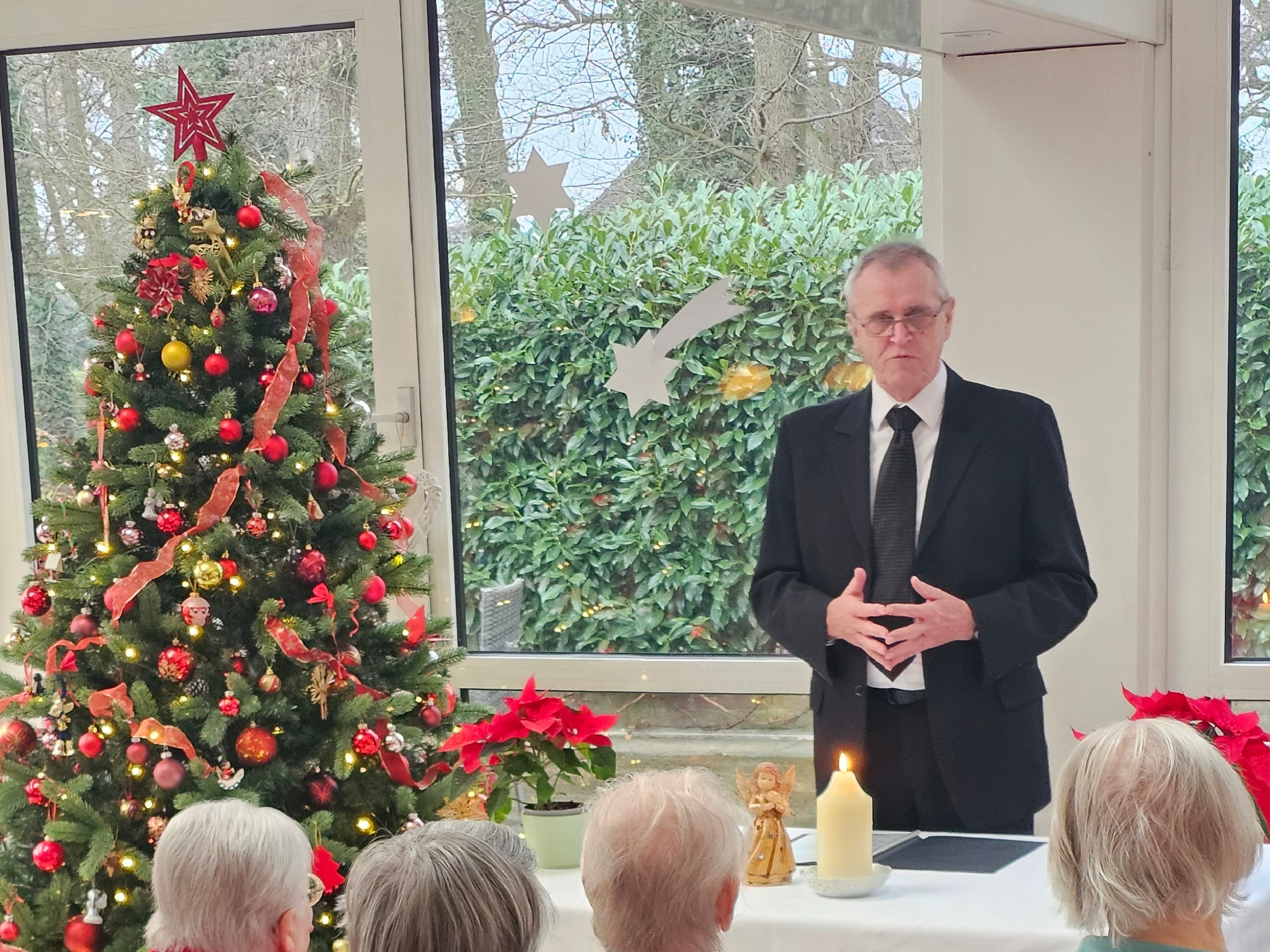 Weihnachtsfeier mit festlich geschmücktem Weihnachtsbaum und Kerze bei dgag Veranstaltung