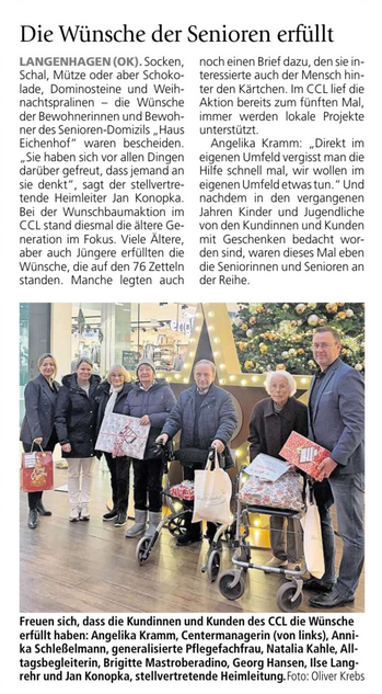 Wunschbaumaktion im CCL mit Senioren und Geschenken vor Weihnachtsdekoration