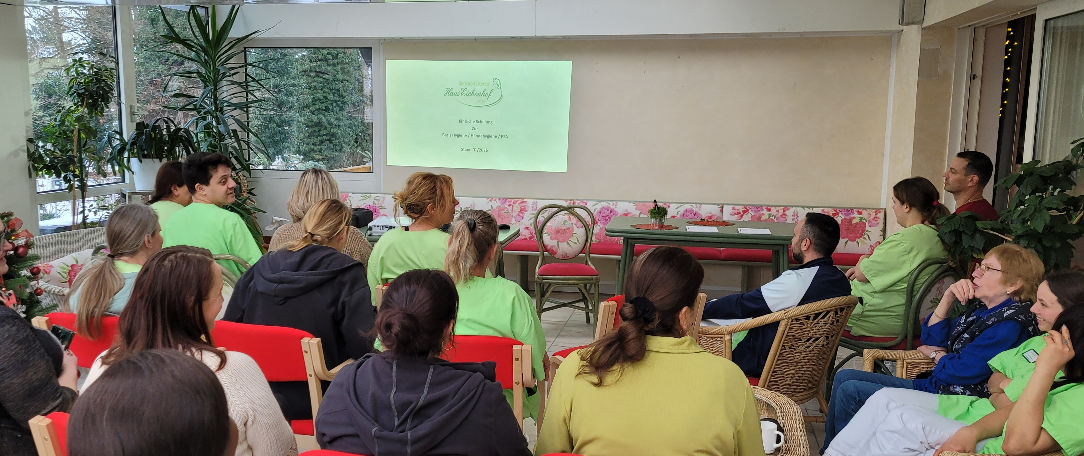 Schulung zur Basishygiene und Händehygiene im Senioren-Domizil Haus Eichenhof, Pflegekräfte bei Fortbildung