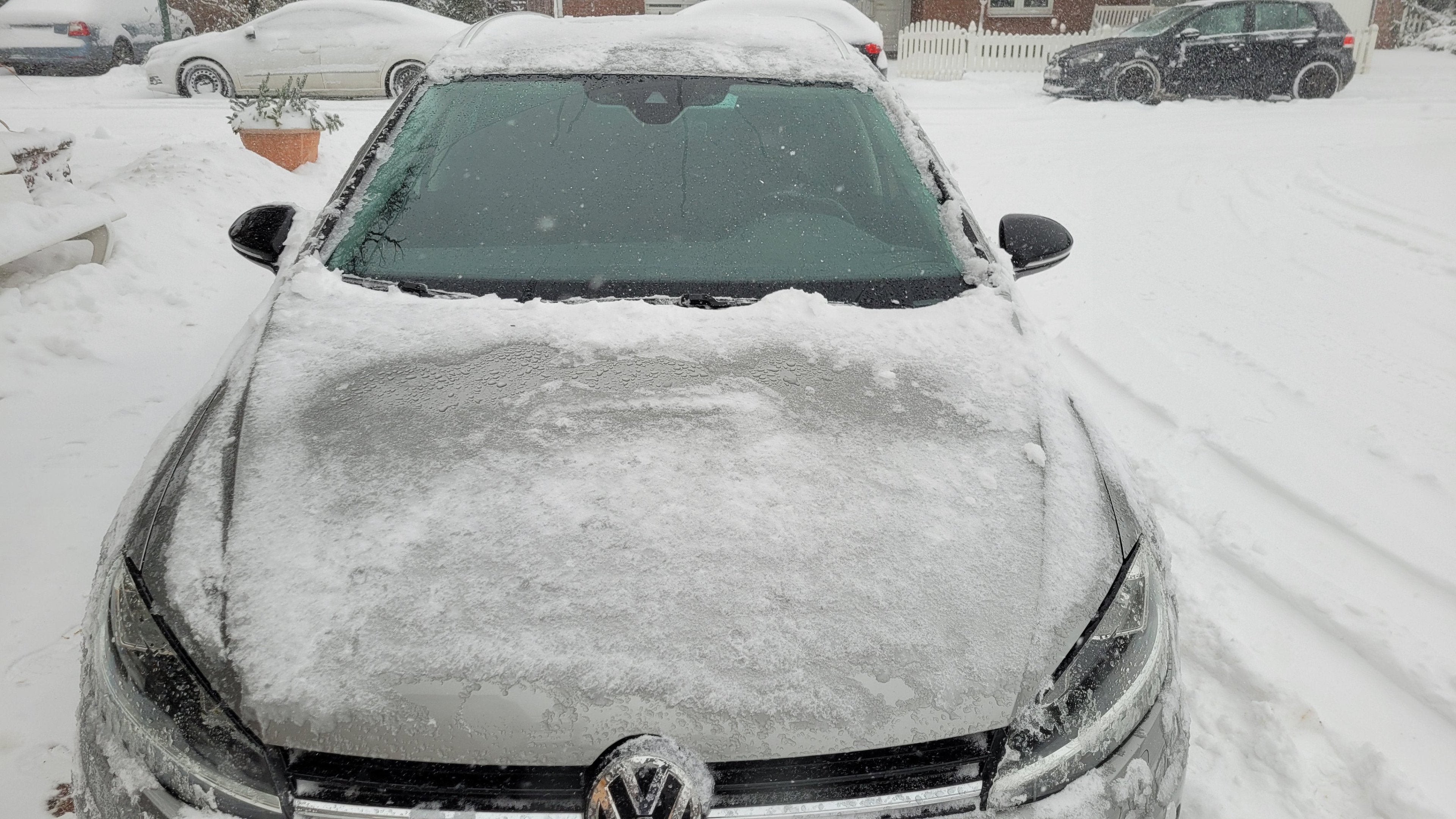 Verschneites Auto am 09.01.2026 im Winter, Windschutzscheibe und Motorhaube mit Schnee bedeckt