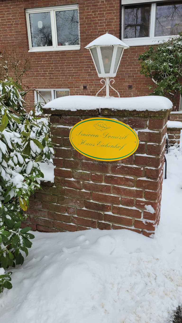 Eingangsschild Senioren-Domizil Haus Eichenhof im Winter mit Schnee