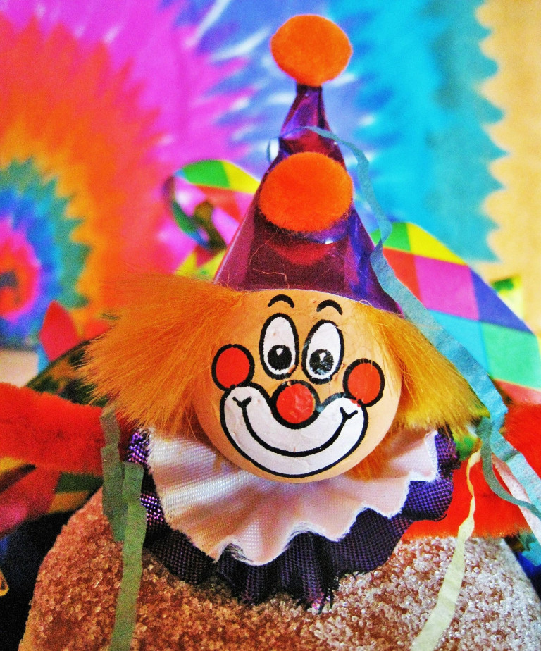 Clown Dekoration fr Fasching - Bunte und lustige Faschingsfigur Bunter Clown als Dekoration fr den Fasching, mit frhlichem Gesicht und Partyhut