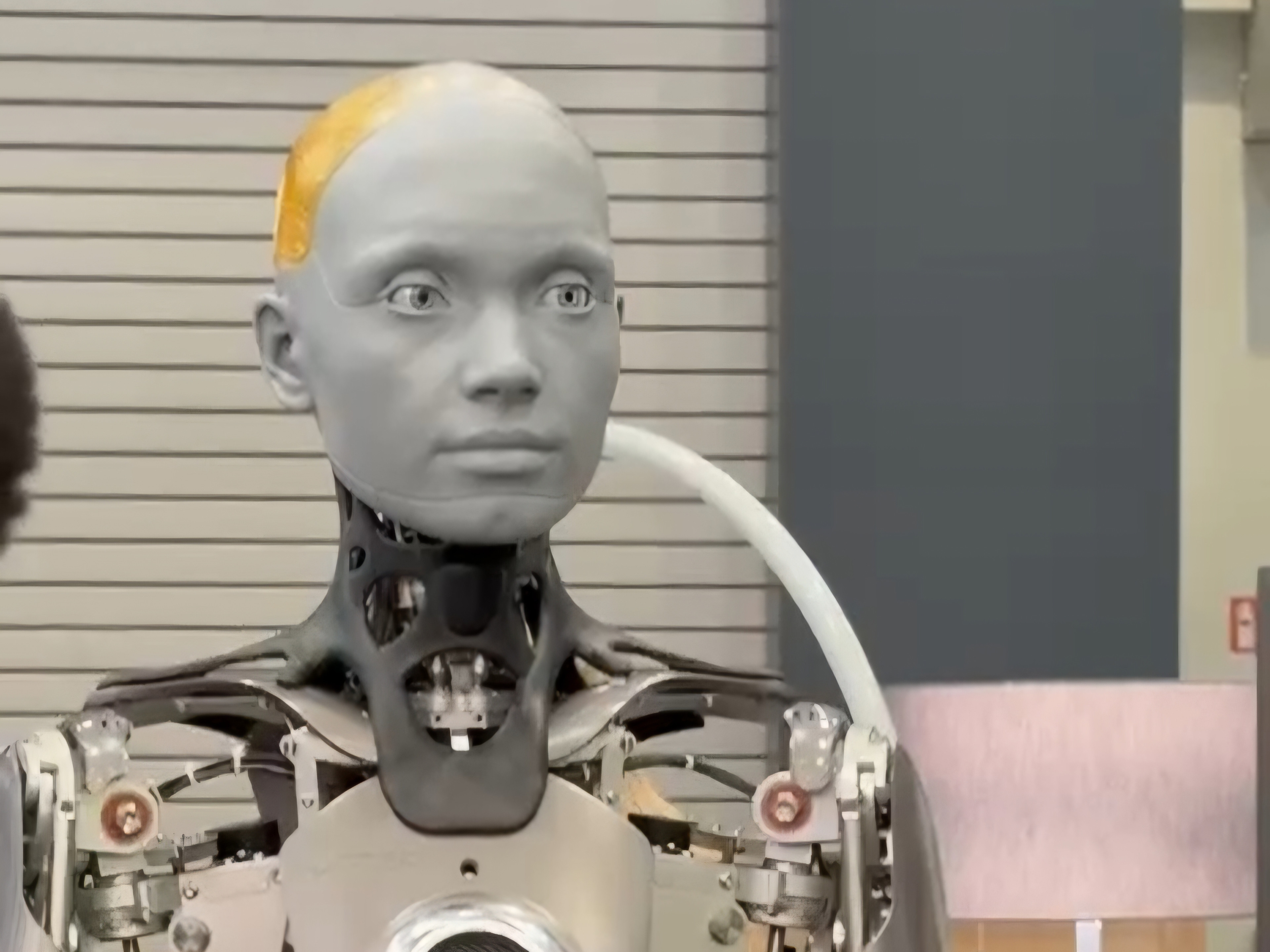 screenshot eines humanoiden Roboters mit sichtbaren mechanischen Komponenten