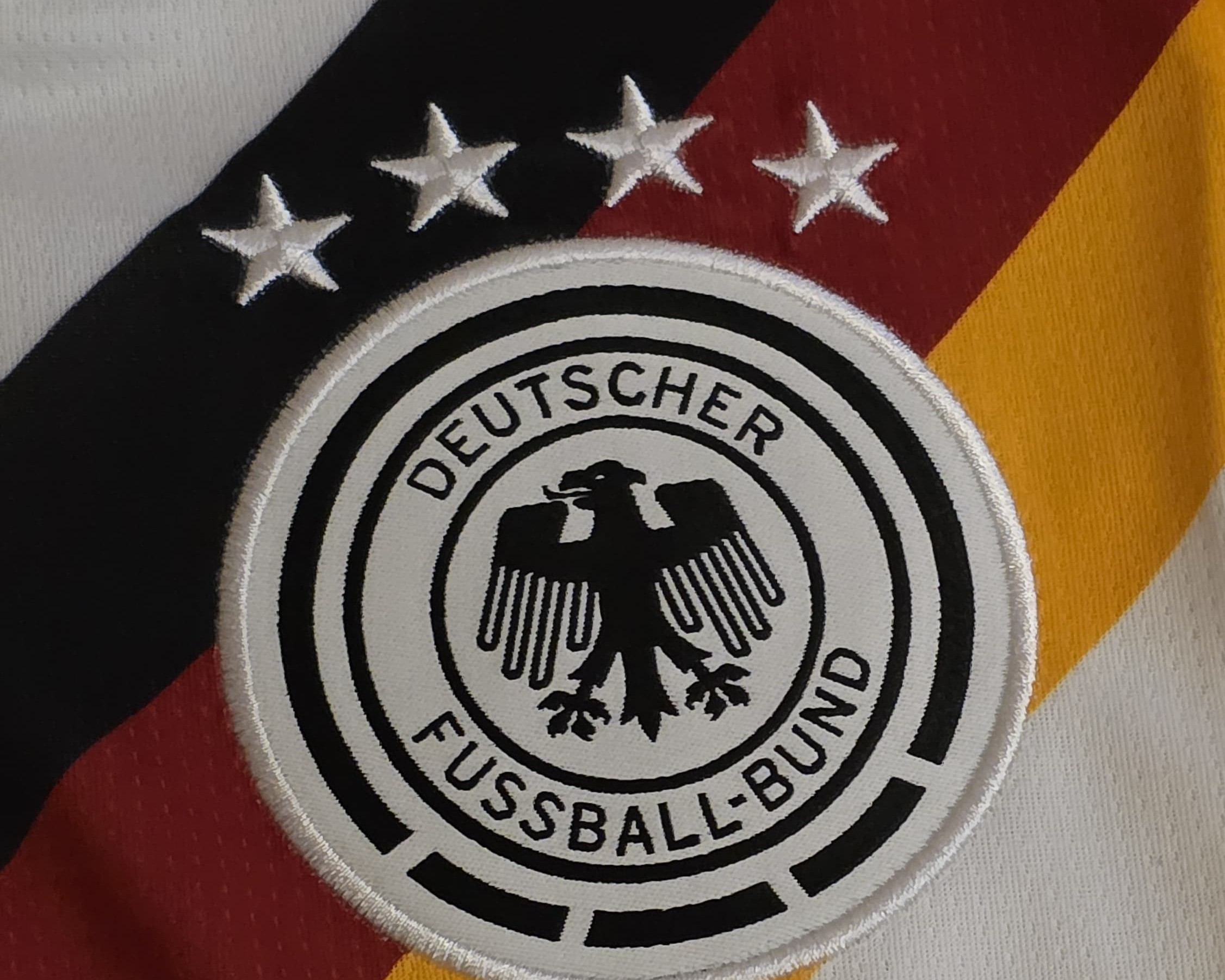 DFB Logo auf Deutschland Trikot mit vier Sternen