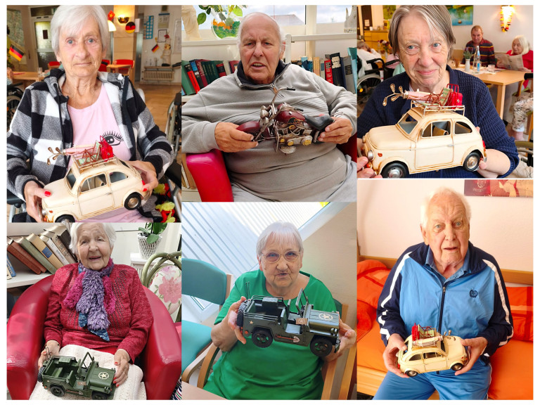 Senioren mit nostalgischen Modellautos und Motorrädern in der Hand Senioren halten nostalgische Modellautos und Motorräder in den Händen