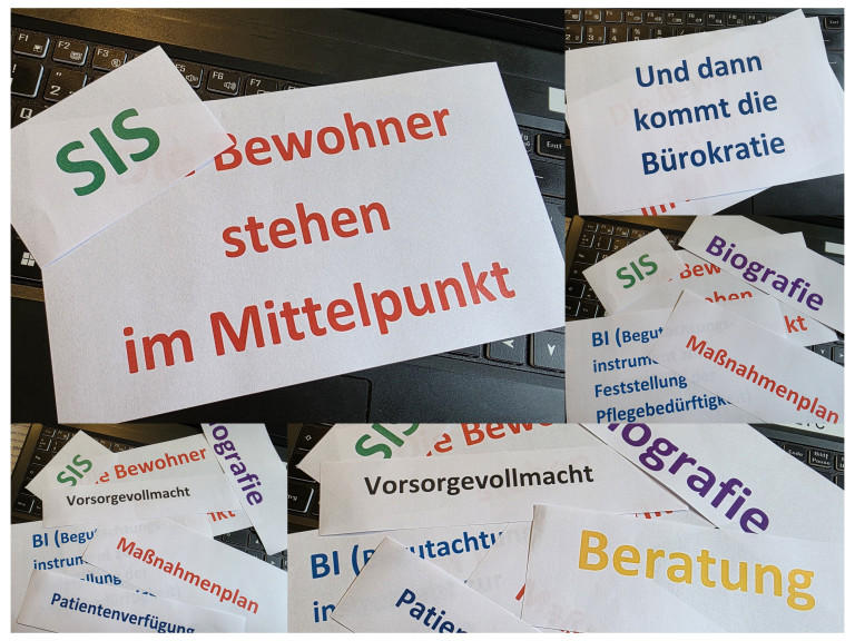 Begriffe aus der Pflege und Bürokratie wie Bewohner, Maßnahmenplan und Vorsorgevollmacht auf Papierkarten Papierkarten mit Begriffen aus der Pflege wie Bewohner, Maßnahmenplan, Vorsorgevollmacht und Biografie auf einer Tastatur, Symbol für Bürokratie und Dokumentation in der Pflege.