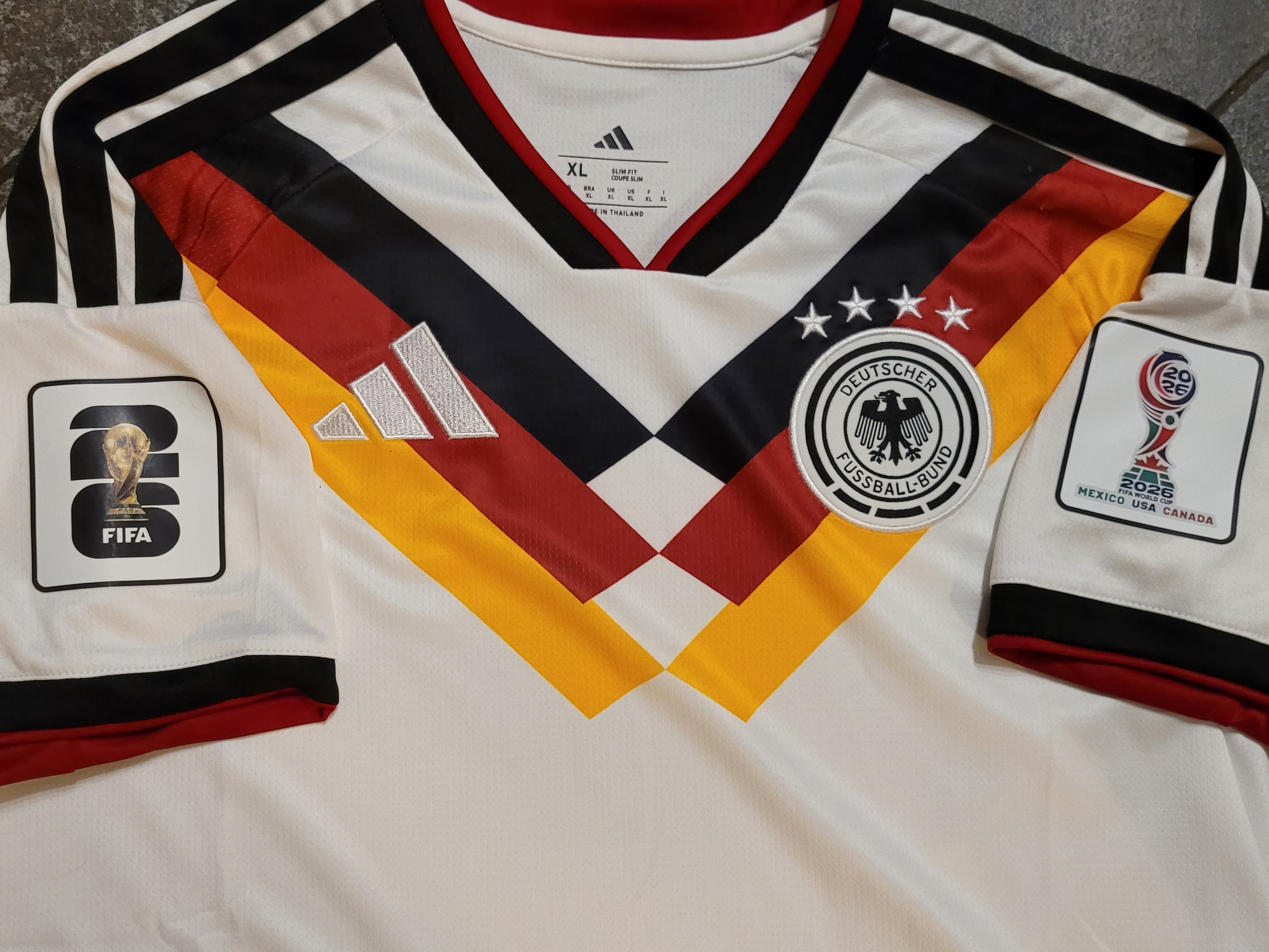 Deutschland Trikot mit DFB-Logo und Retro-Design in Schwarz-Rot-Gold, Adidas, XL-Größe