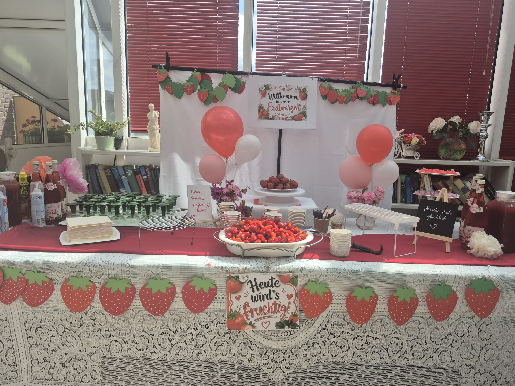 Erdbeerbuffet zur Erdbeerzeit mit Dekoration, frischen Erdbeeren und Ballons
