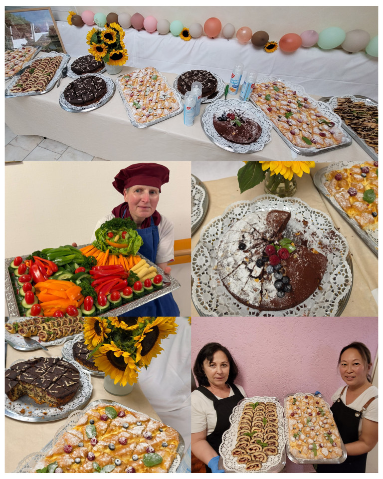 Vielfältiges Buffet mit Kuchen, Gebäck, Gemüseplatte und Bäckerinnen bei einer Feier Buffet mit Kuchen, Gebäck, Gemüseplatte und freundlichen Bäckerinnen bei einer Feier oder Veranstaltung