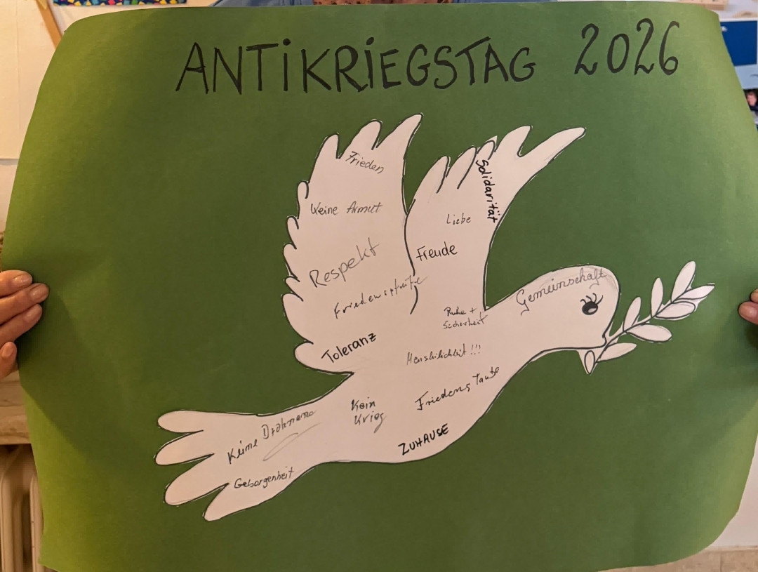Friedenstaube mit Begriffen wie Respekt, Solidarität und Gemeinschaft zum Antikriegstag 2020