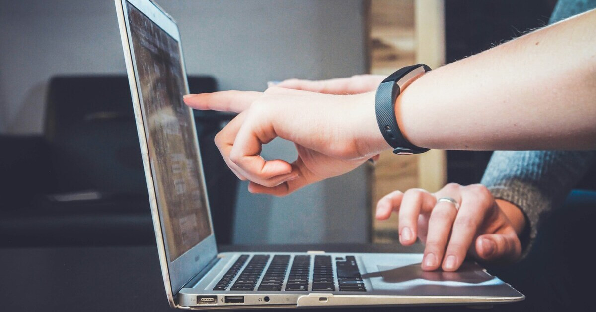 Ausbildung am Laptop – zwei Personen arbeiten gemeinsam an einem Computer