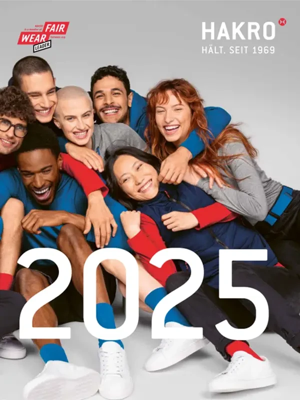 Hakro Katalog 2025 – Gruppenfoto mit sportlicher Kleidung