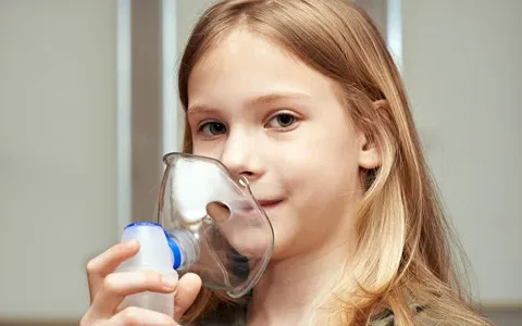 Kind bei der Anwendung eines Inhalators – Leistungen und Vorteile der Inhalationstherapie