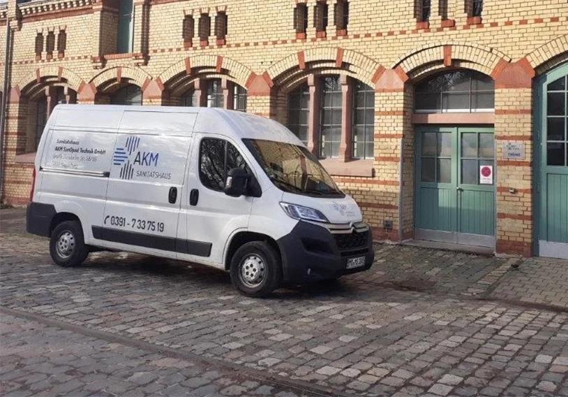 AKM Sanitätshaus Lieferwagen vor Backsteingebäude