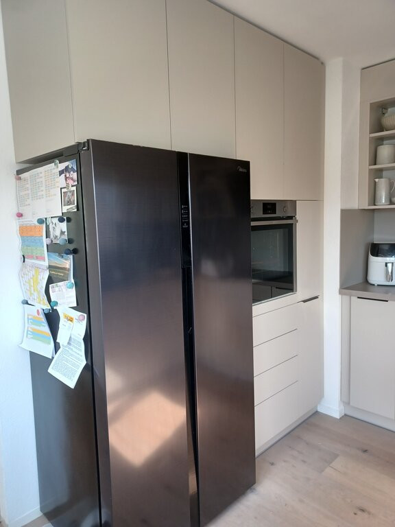 Küchenmodernisierung Freiburg: Mehr Stauraum nach der Renovierung Küchenmodernisierung in Freiburg mit verbessertem Stauraum – nachher Ansicht