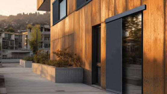 Moderne Fassade mit PV-Schiebeladen zur Verschattung und Energiegewinnung