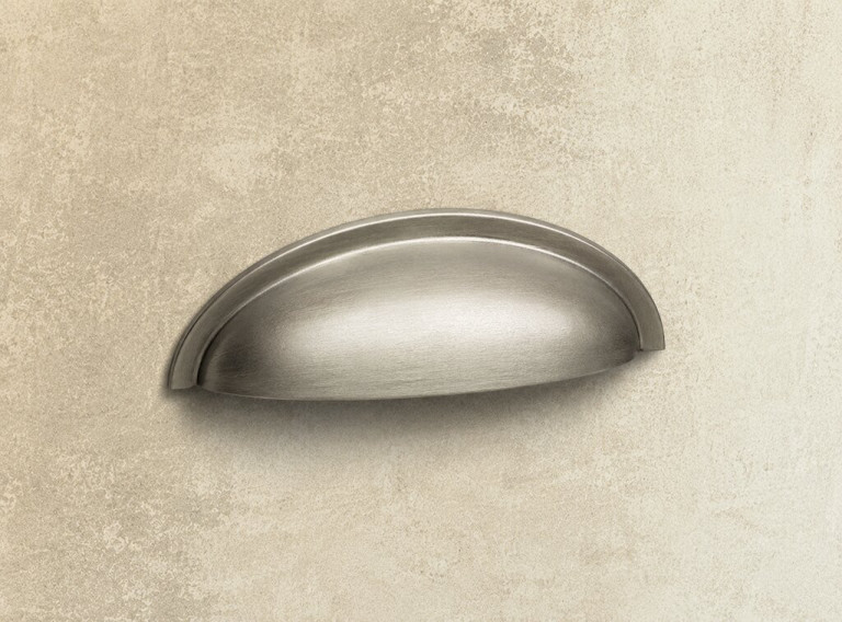 Muschelgriff in Freiburg – stilvoller Möbelgriff aus Metall für Schubladen und Möbel Muschelgriff in Freiburg – moderner Möbelgriff aus Metall an einer Schublade