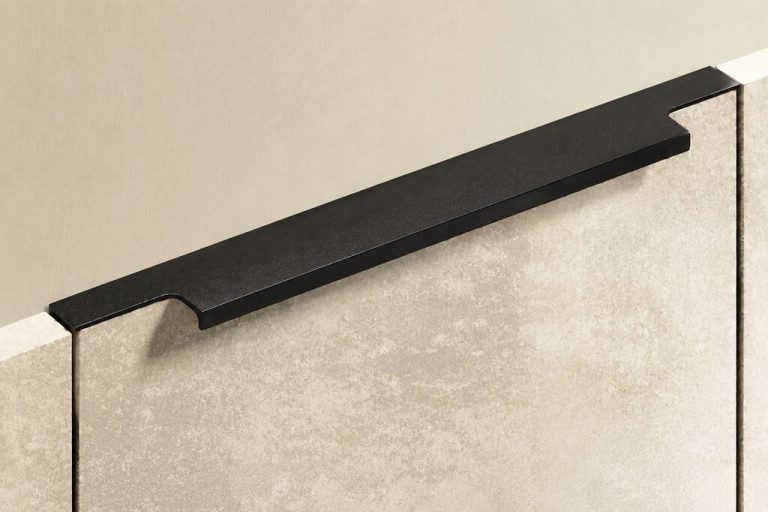 Moderne schwarze Griffleiste in Freiburg – Detailansicht und Design Schwarze Griffleiste in modernem Design in Freiburg, Detailansicht auf hellem Hintergrund