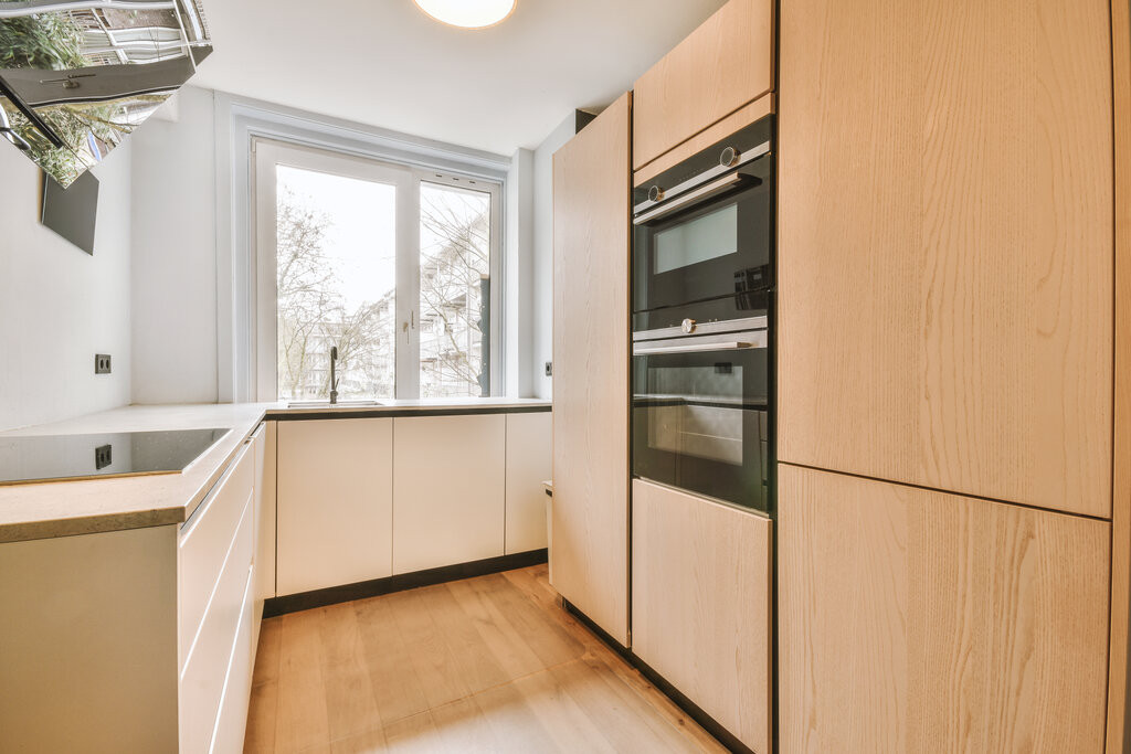 Moderner Küchenraum nach einer Küchenmodernisierung mit hellen Holzelementen und Einbaugeräten – Ablauf einer Küchenmodernisierung
