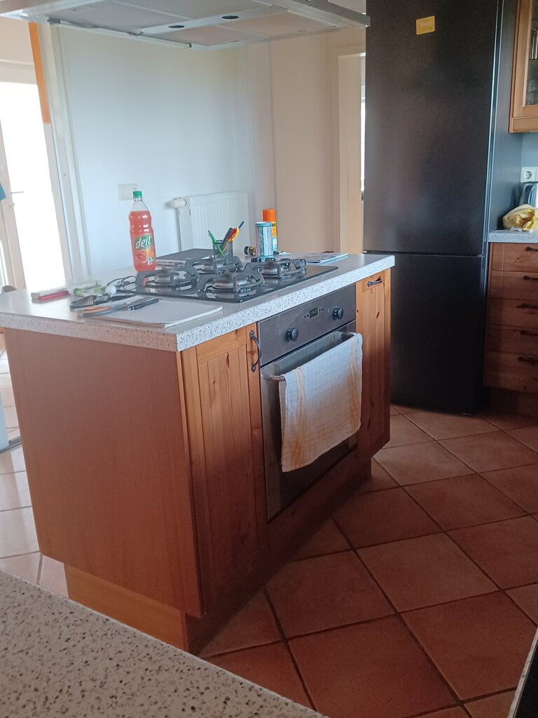 Alte Küche vor der Modernisierung in Freiburg mit Kücheninsel, Herd und Kühlschrank