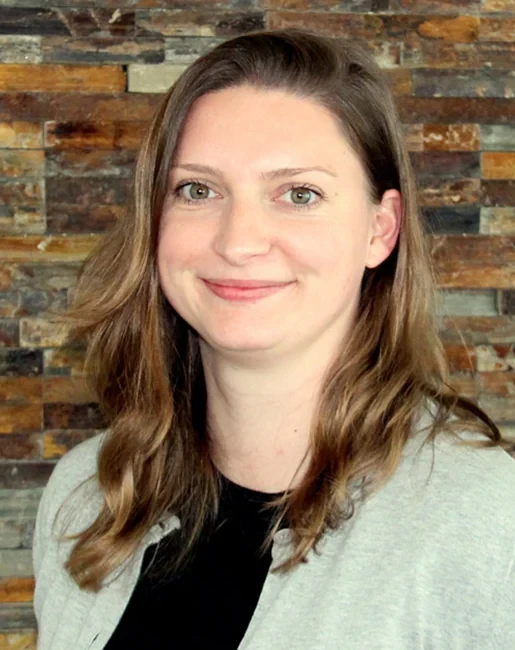 Portrait von Laura vor einer Steinwand