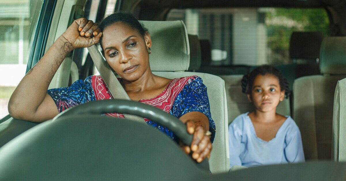 Mama und Kind im Auto, Mutter fährt mit ihrem Kind auf dem Rücksitz