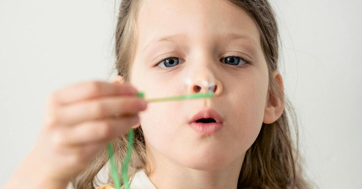 Kind spielt mit Seifenblasen