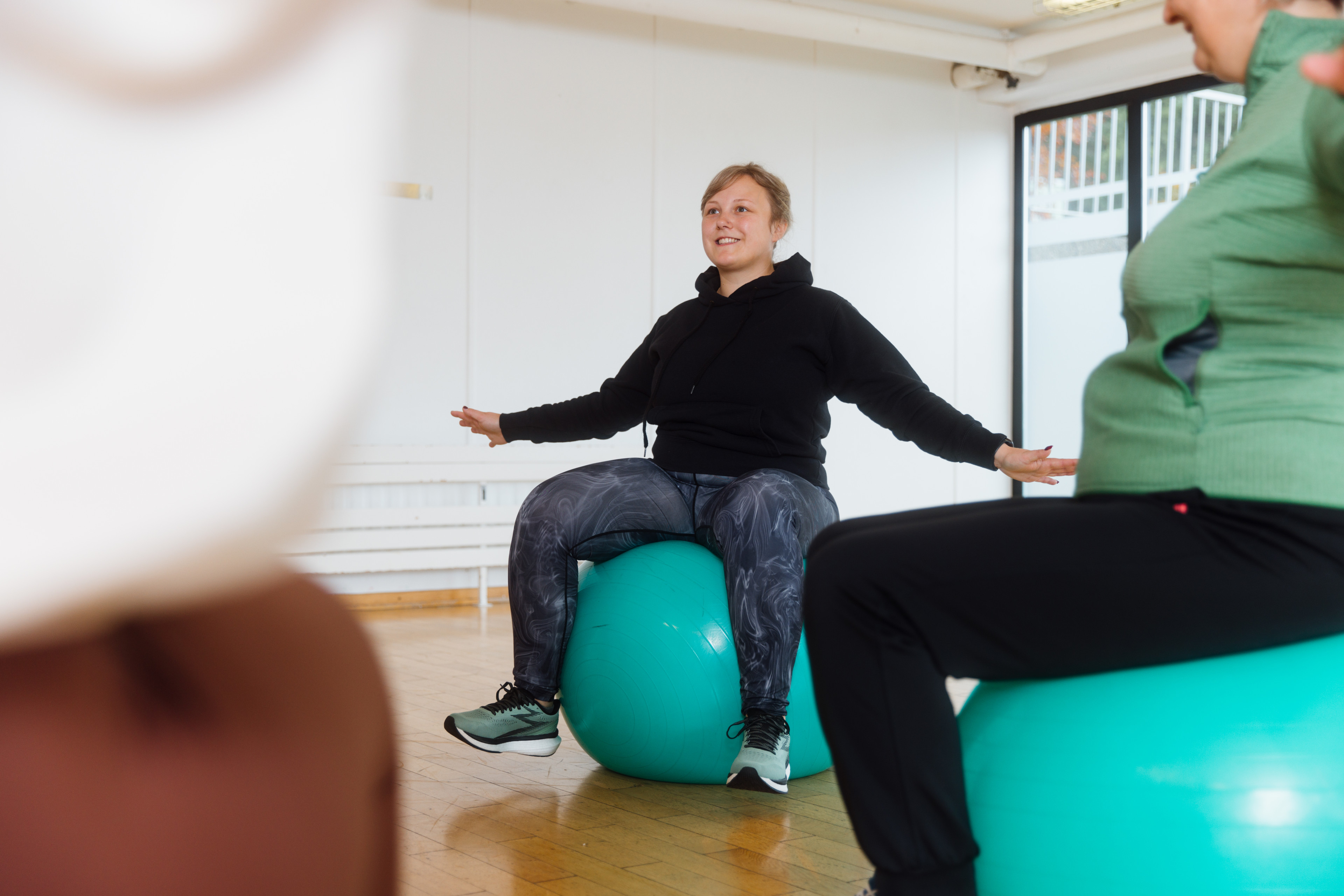 Gymnastikübung auf Gymnastikball im Gesundheitszentrum St. Altfrid am 10.12.2025