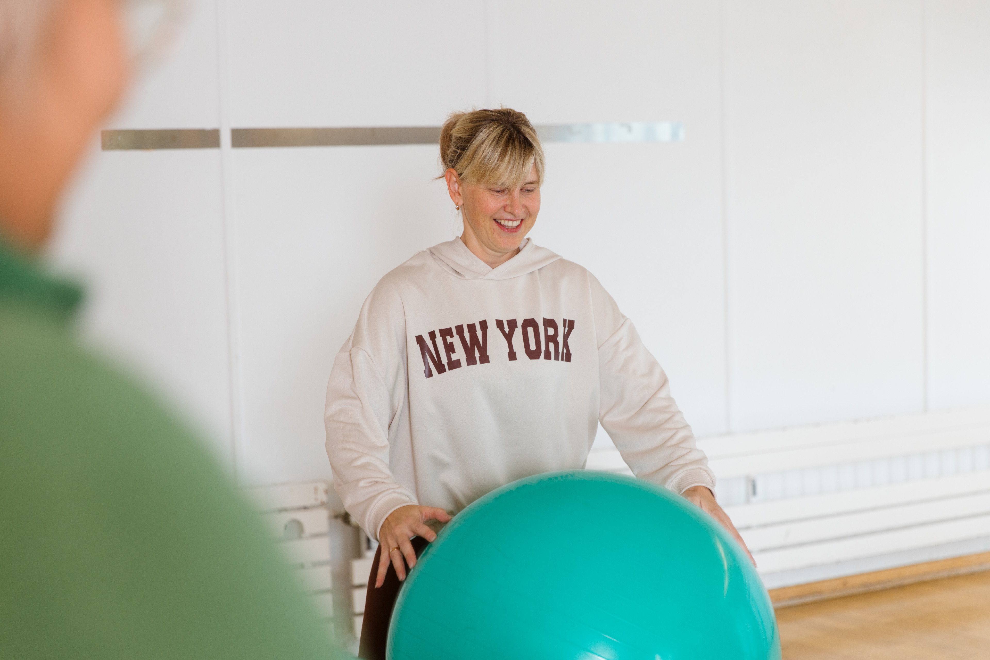 Person mit Gymnastikball im Gesundheitszentrum St. Altfrid bei einer Übung