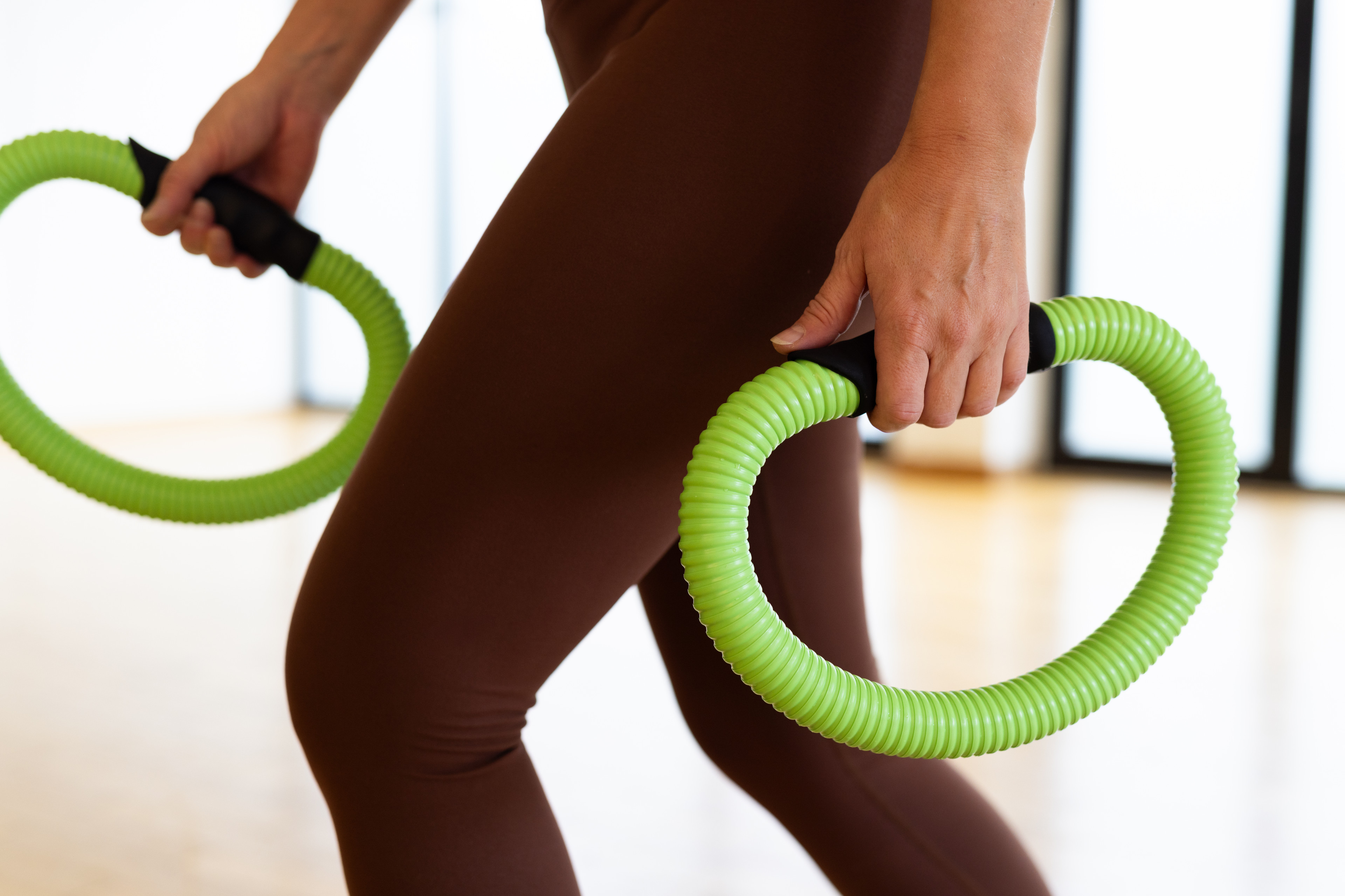 Fitnessübung mit grünem Trainingsgerät im Gesundheitszentrum St. Altfrid am 10.12.2025