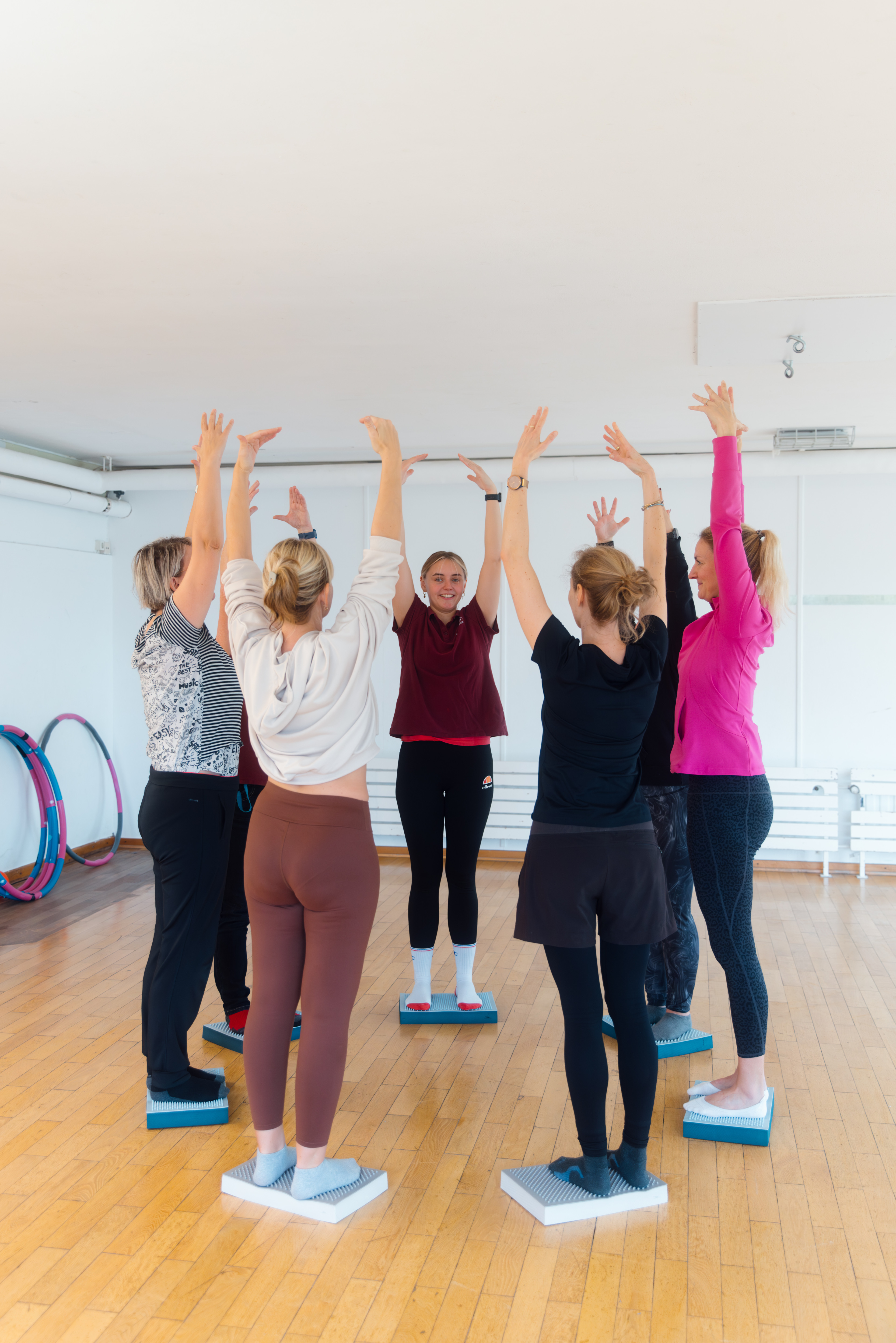 Gruppentraining im Gesundheitszentrum St. Altfrid, Personen machen gemeinsam Gymnastikübungen