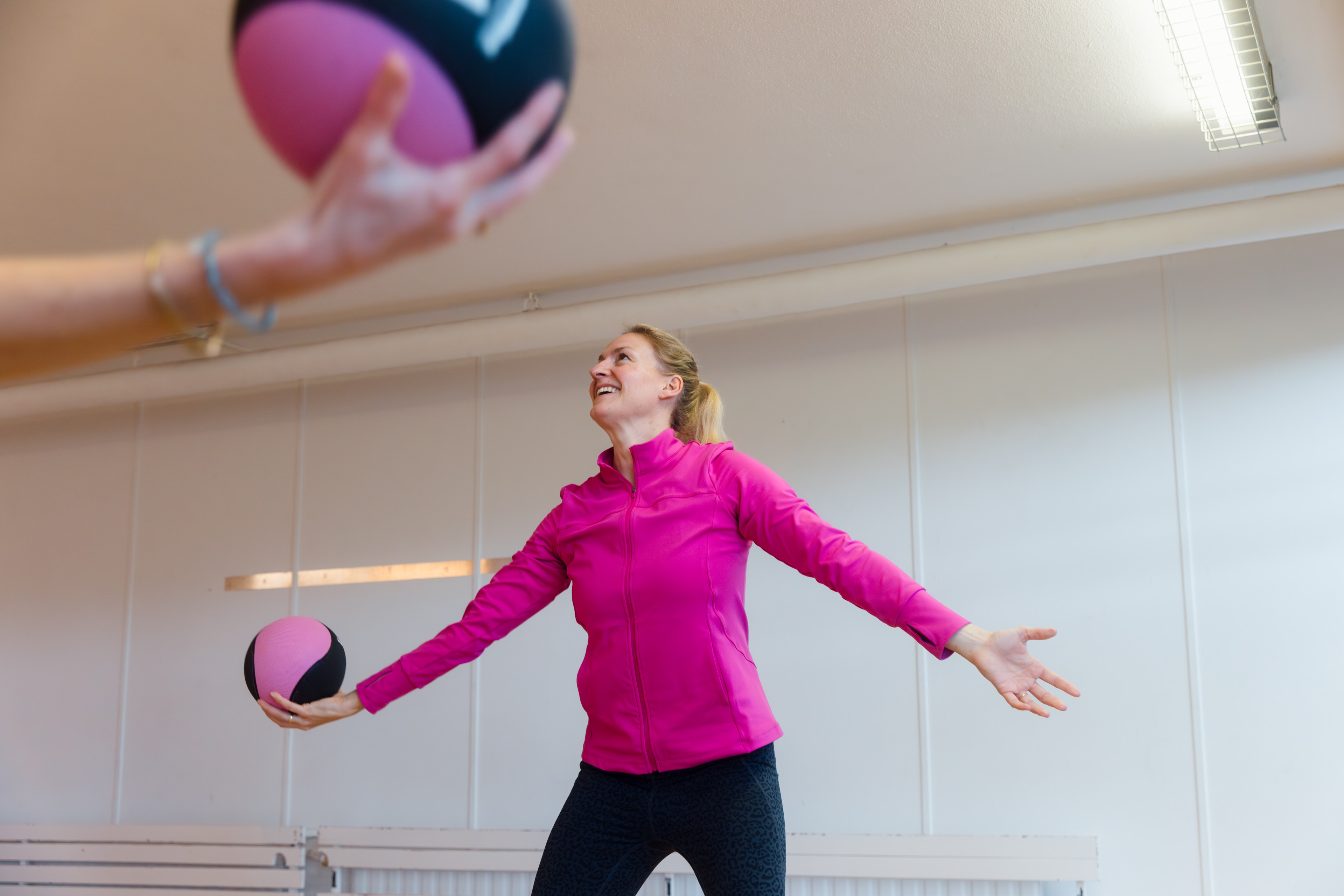 Frau beim Training mit Medizinball im Gesundheitszentrum St. Altfrid