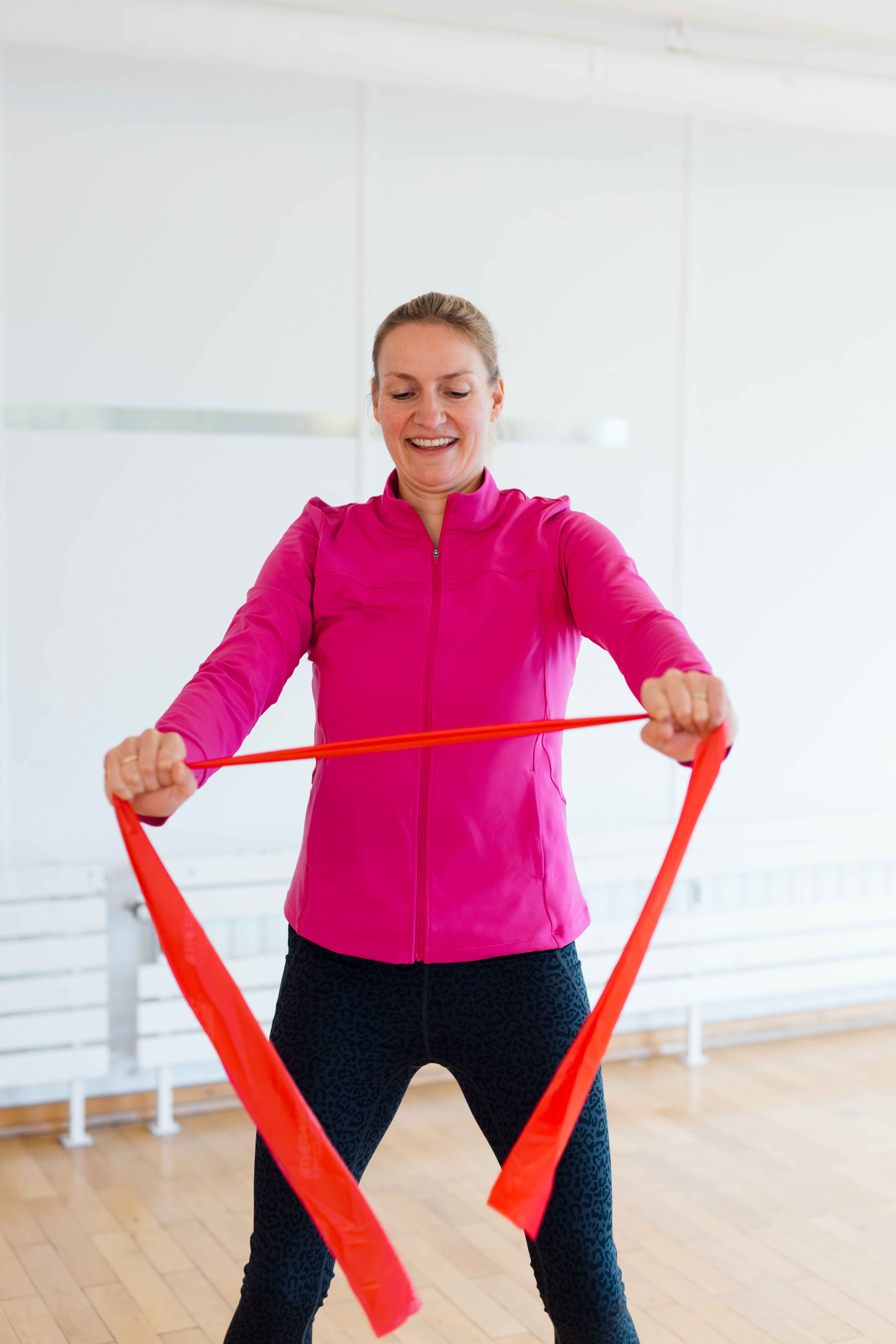 Frau beim Training mit einem Fitnessband im Gesundheitszentrum St. Altfrid