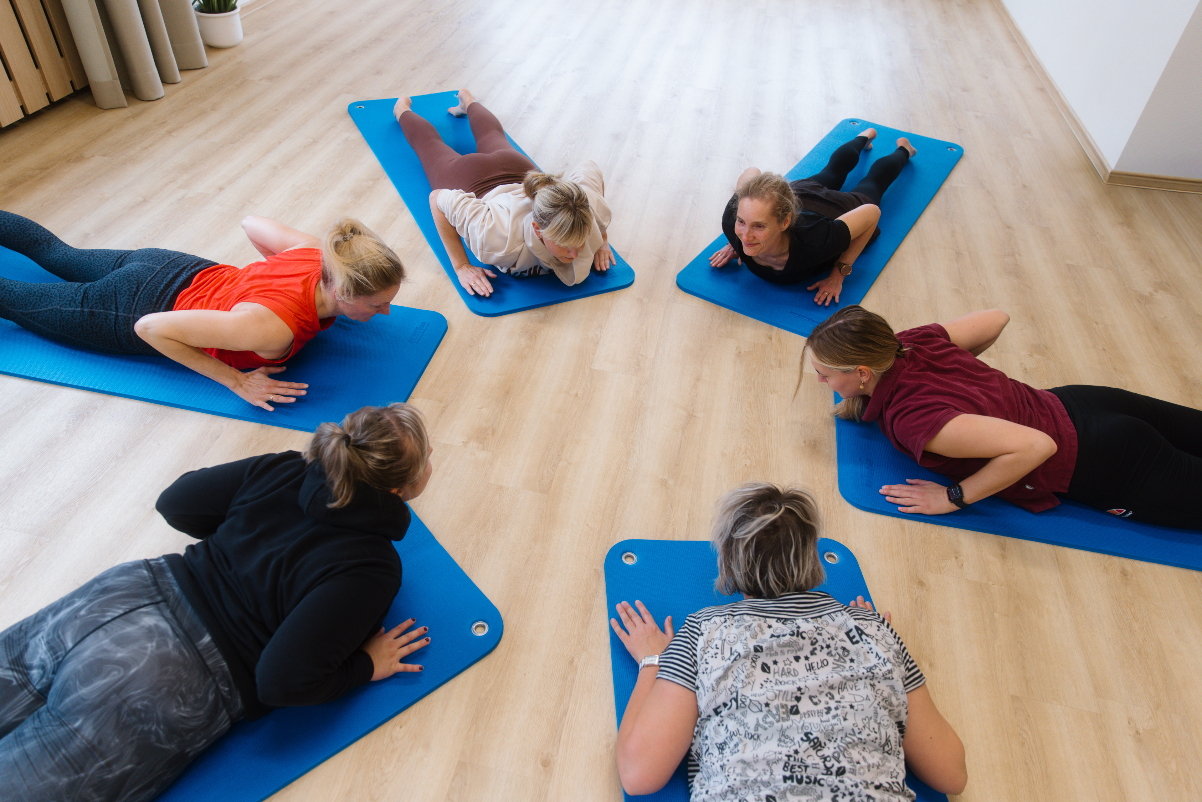 Gymnastikgruppe beim Training im Gesundheitszentrum St. Altfrid auf blauen Matten