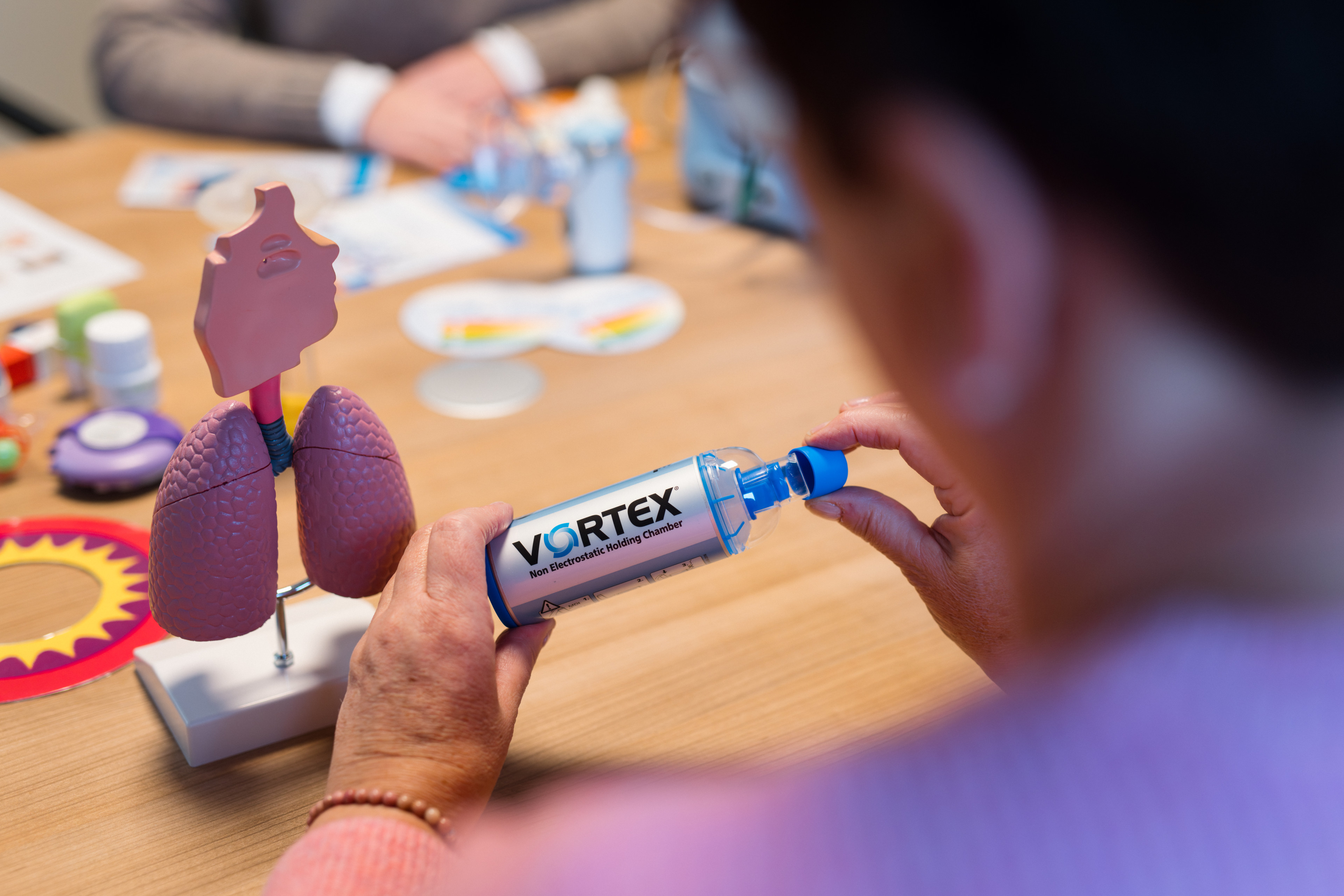 Demonstration eines VORTEX Inhalationsgeräts im Gesundheitszentrum St. Altfrid mit Lungenmodell