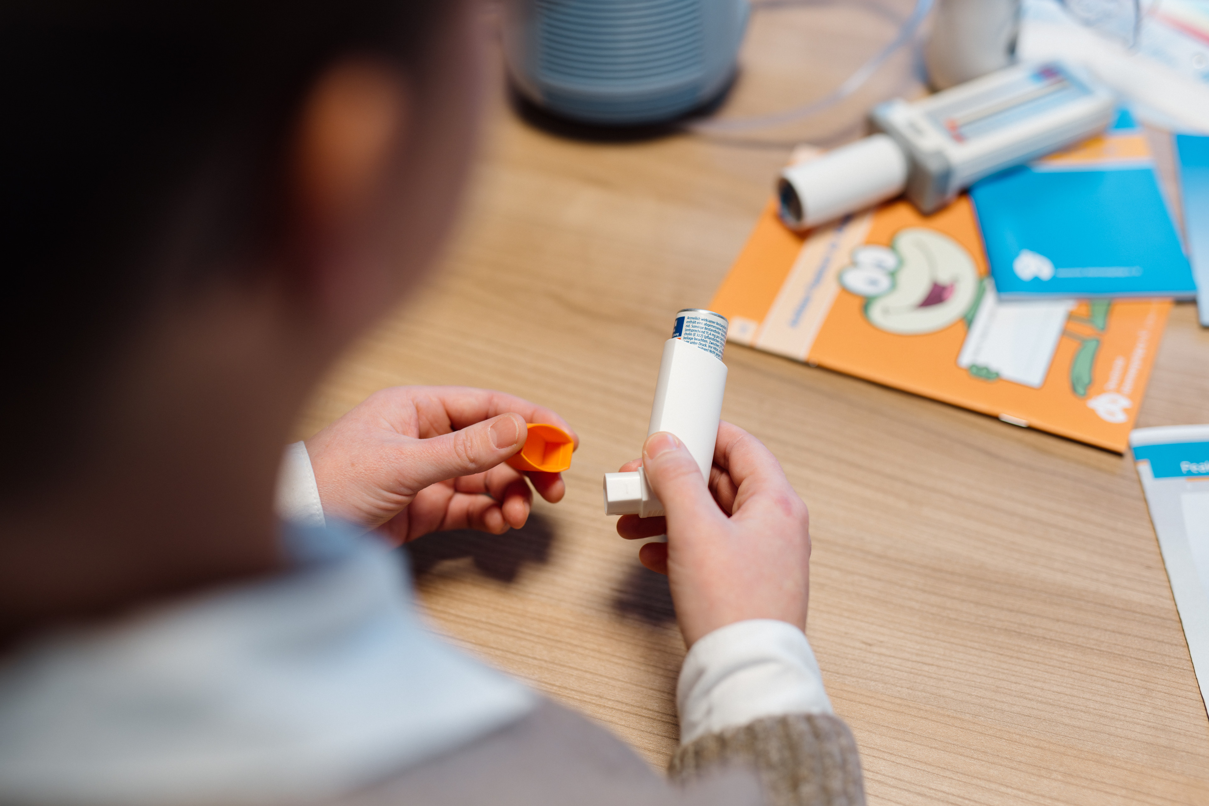 Person mit Inhalator im Gesundheitszentrum St. Altfrid am 10.12.2025