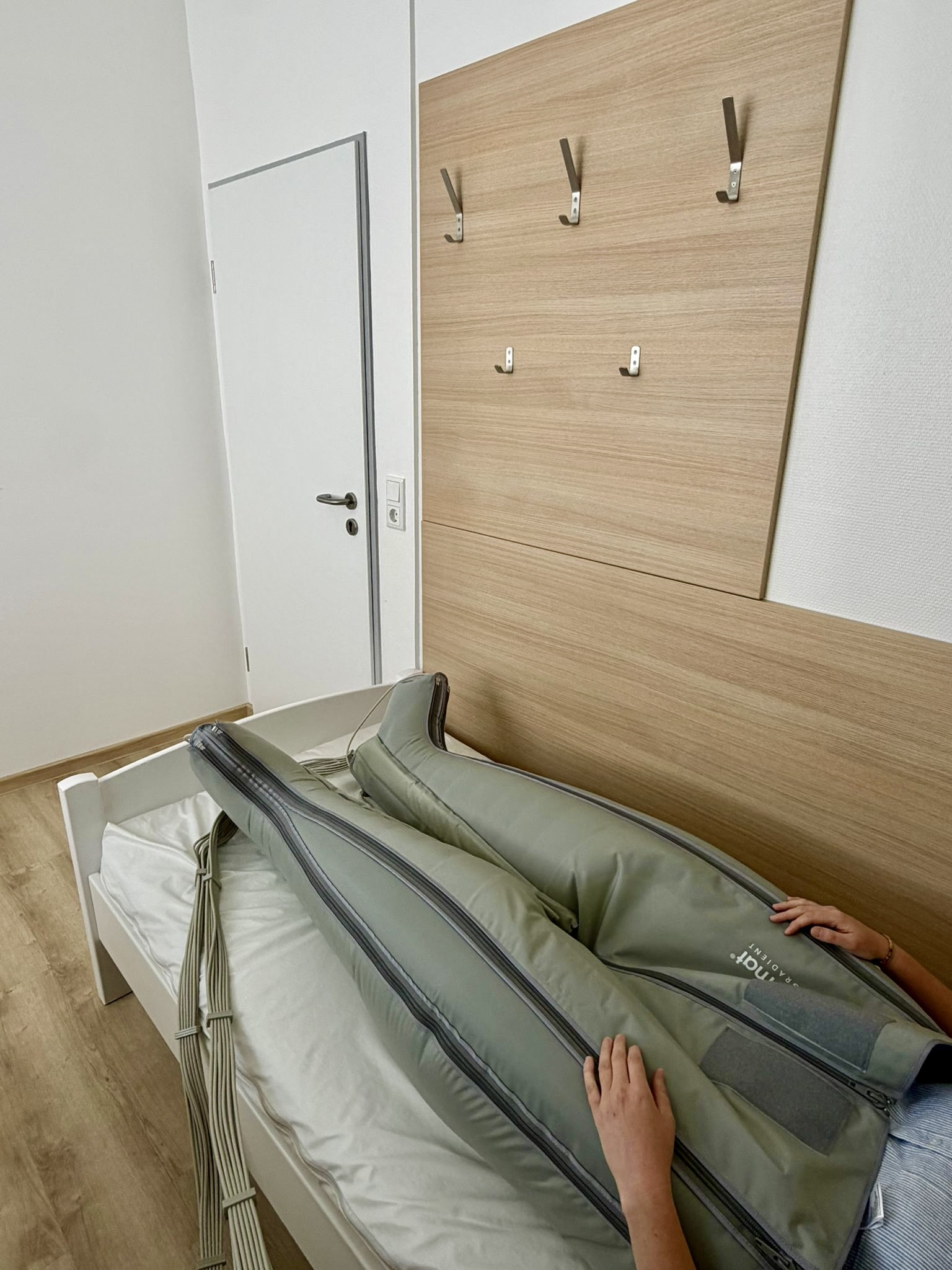 Lymphomat-Gerät zur Lymphdrainage-Therapie im Einsatz in einer medizinischen Praxis