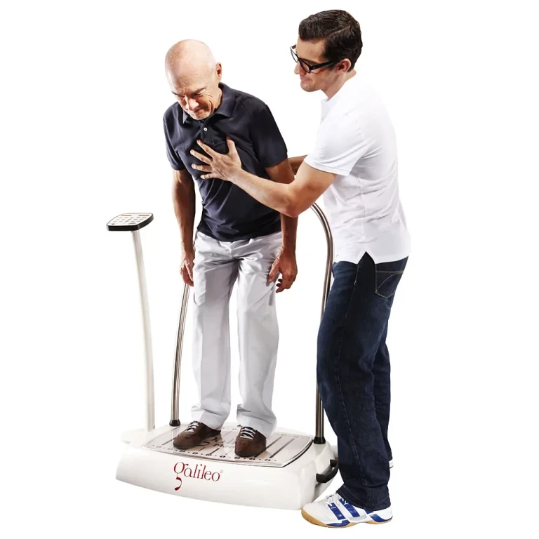 Galileo Therapiegerät im Einsatz bei älterem Mann mit therapeutischer Unterstützung