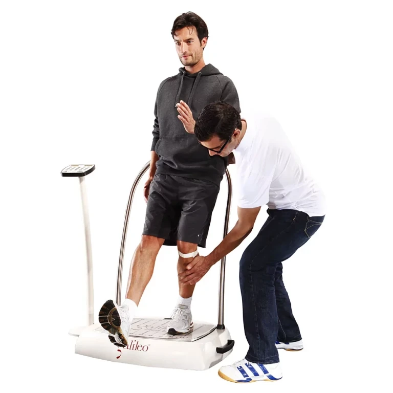 Junger Mann bei Physiotherapie auf Galileo Vibrationsplatte mit Therapeut