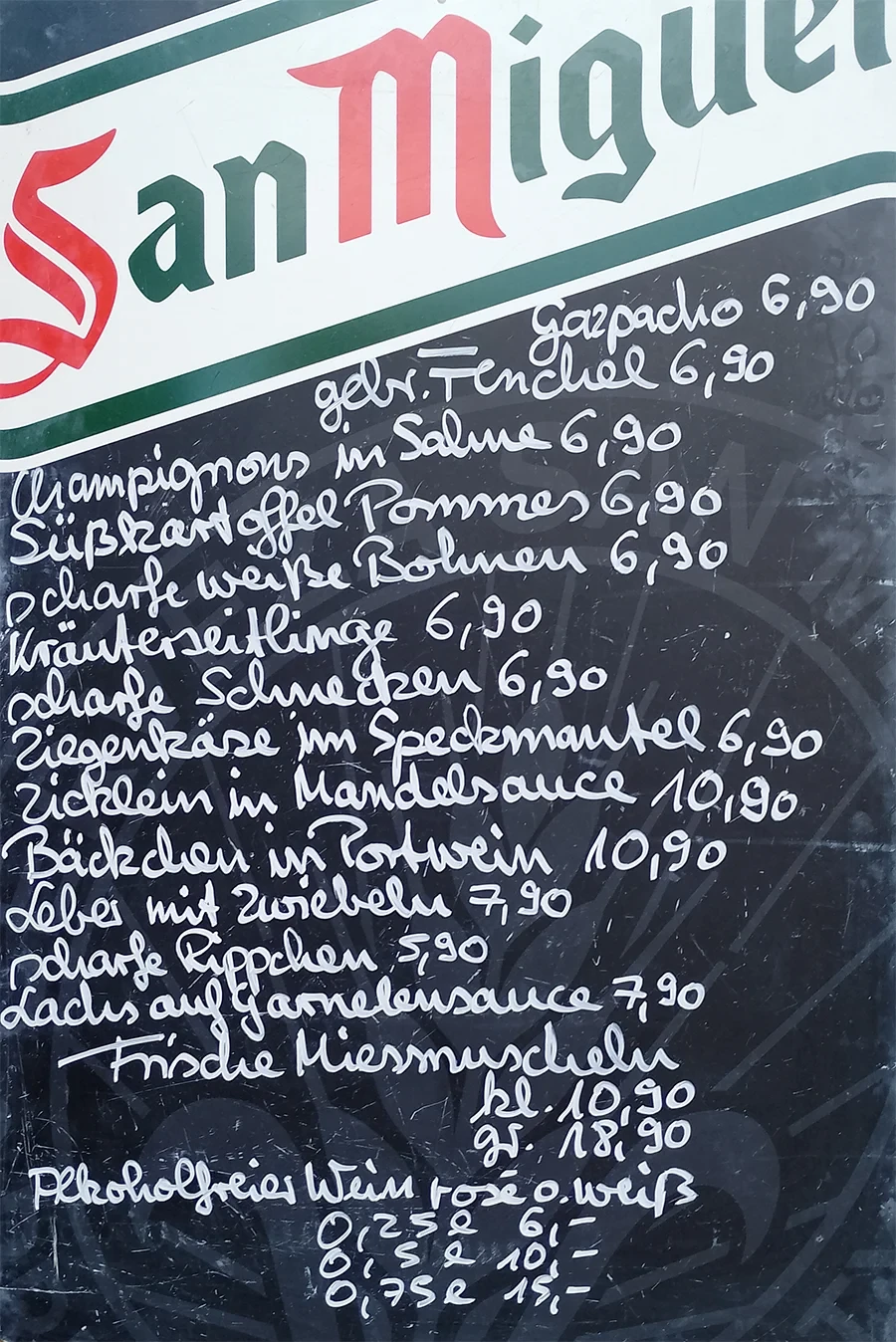 Tagesmenü September 2025 auf einer Tafel mit verschiedenen Gerichten wie Gazpacho, Champignons in Sahne, Ziegenkäse im Speckmantel und Lachs auf Garnelensauce.