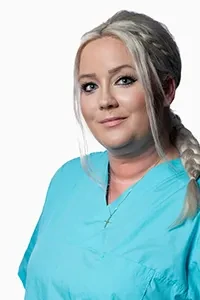 Lisa Meyer als medizinisches Fachpersonal Lisa Meyer im medizinischen Outfit mit Zopf