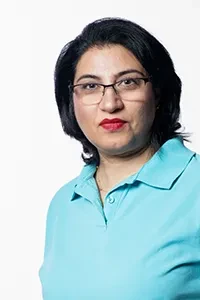 Porträt von Soroor Mahalatipur Soroor Mahalatipur in einem türkisfarbenen Hemd