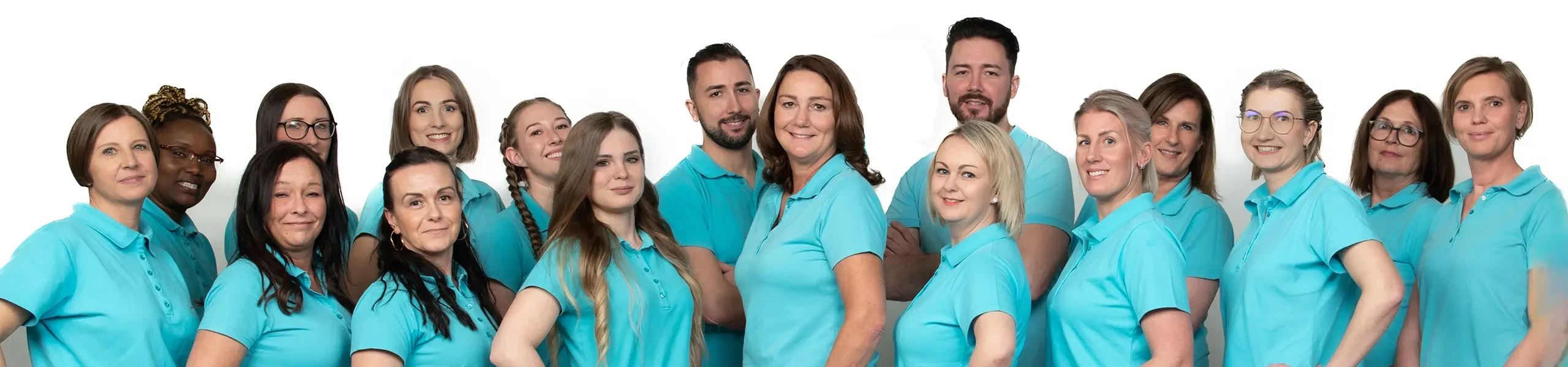 Teamfoto 2025 – Gruppenbild eines Teams in türkisfarbenen Poloshirts vor weißem Hintergrund