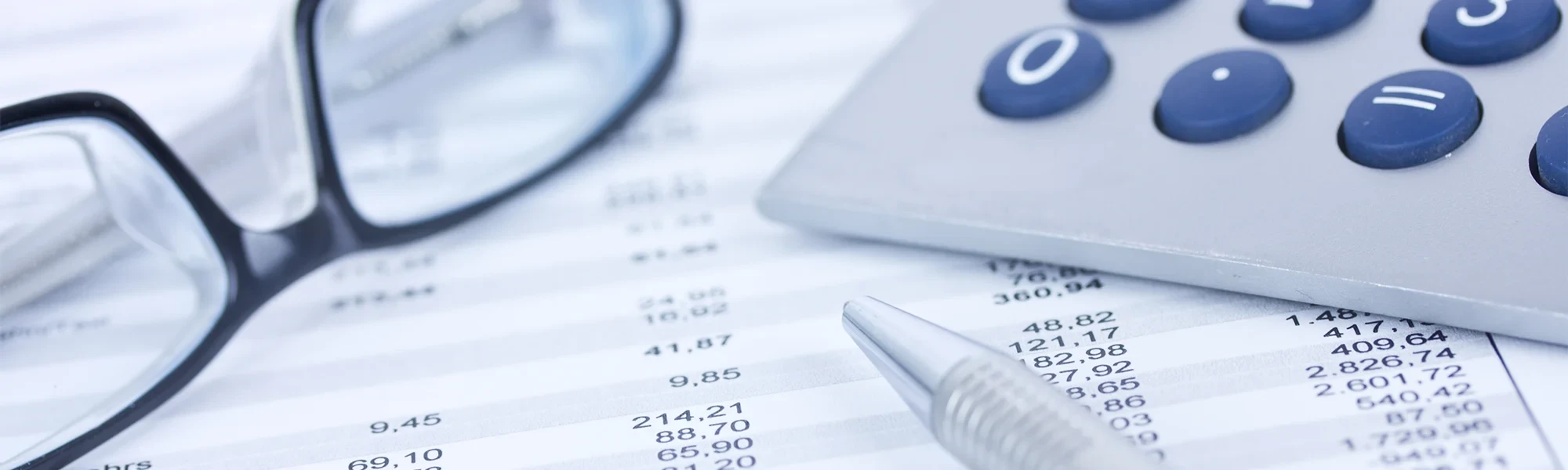 Nahaufnahme eines Stifts auf einem Finanzdokument zur Barrierefreiheit Nahaufnahme eines Stifts auf einem Finanzdokument