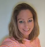 Nadine Adam mit schulterlangem blondem Haar und gestreiftem Oberteil