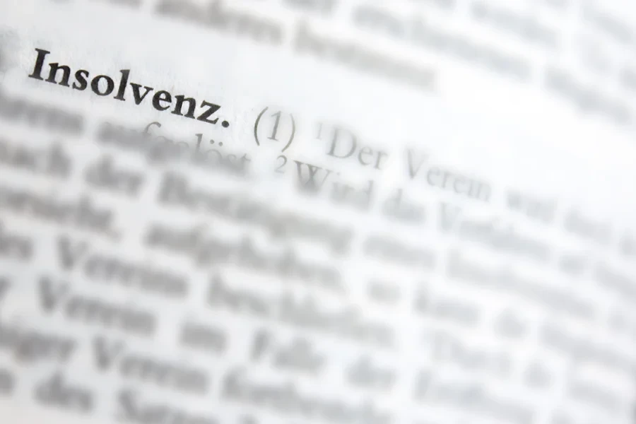 Nahaufnahme des Wortes Insolvenz im Gesetzestext, Fokus auf Insolvenzrecht