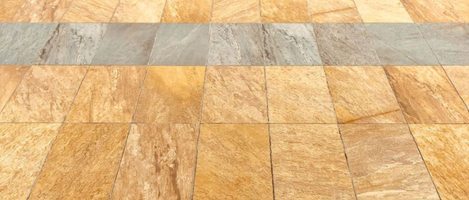 Reinigung von Natursteinboden im Winter – gepflegte Natursteinfliesen in verschiedenen Farben